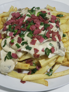 Una foto de Papas fritas con salsa de champiñones
