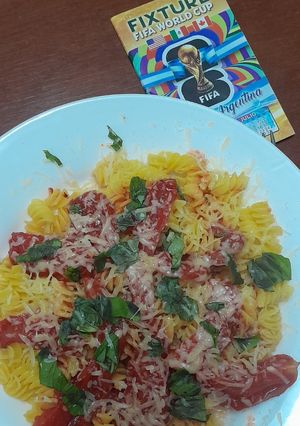 Una foto de 🏆 Fideos Caprese mundialistas 🍝🍅🌿