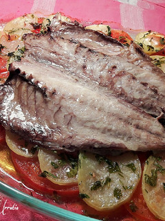 Una foto de Jurel negro de tarifa al horno, con patatas al ajo y perejil