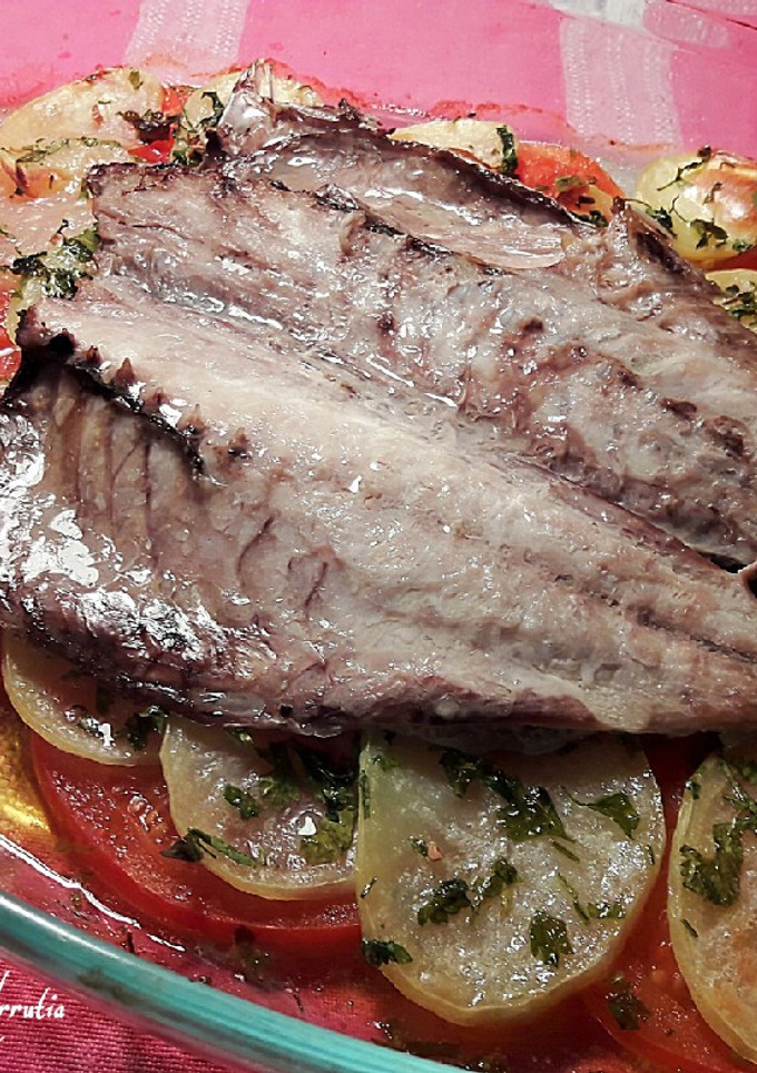 Una foto de Jurel negro de tarifa al horno, con patatas al ajo y perejil