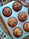 Muffins al caffè con nocciole e gocce di cioccolato