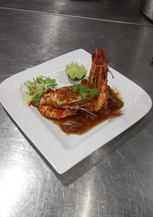 Hình của món Tôm sốt me và bánh mì.