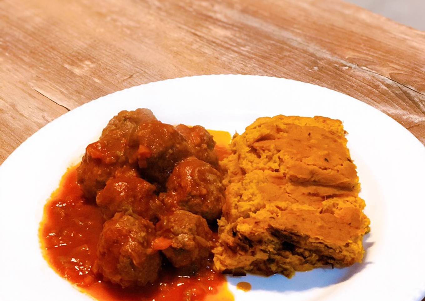 Albóndigas a la pomarola con flan de zanahoria