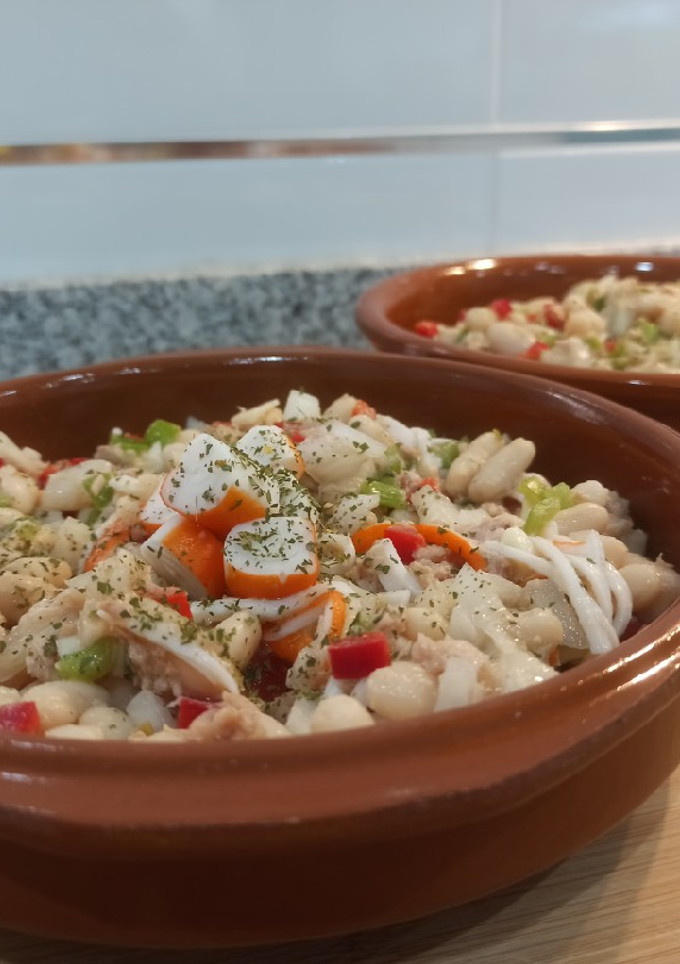 Una foto de Ensalada fría de alubias blancas 🥗🥄