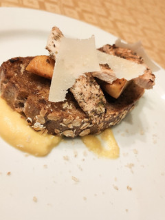Una foto de Pan runner asado con compota de manzana, pollo y parmesano