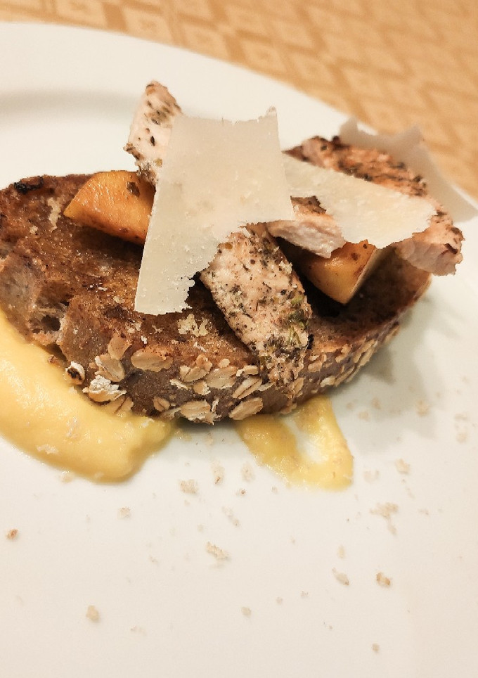 Una foto de Pan runner asado con compota de manzana, pollo y parmesano