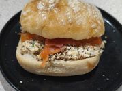 Una foto de bocadillo de salmón ahumado