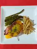 Medallón de filete miñón y espárragos flameados con salsa holandesa