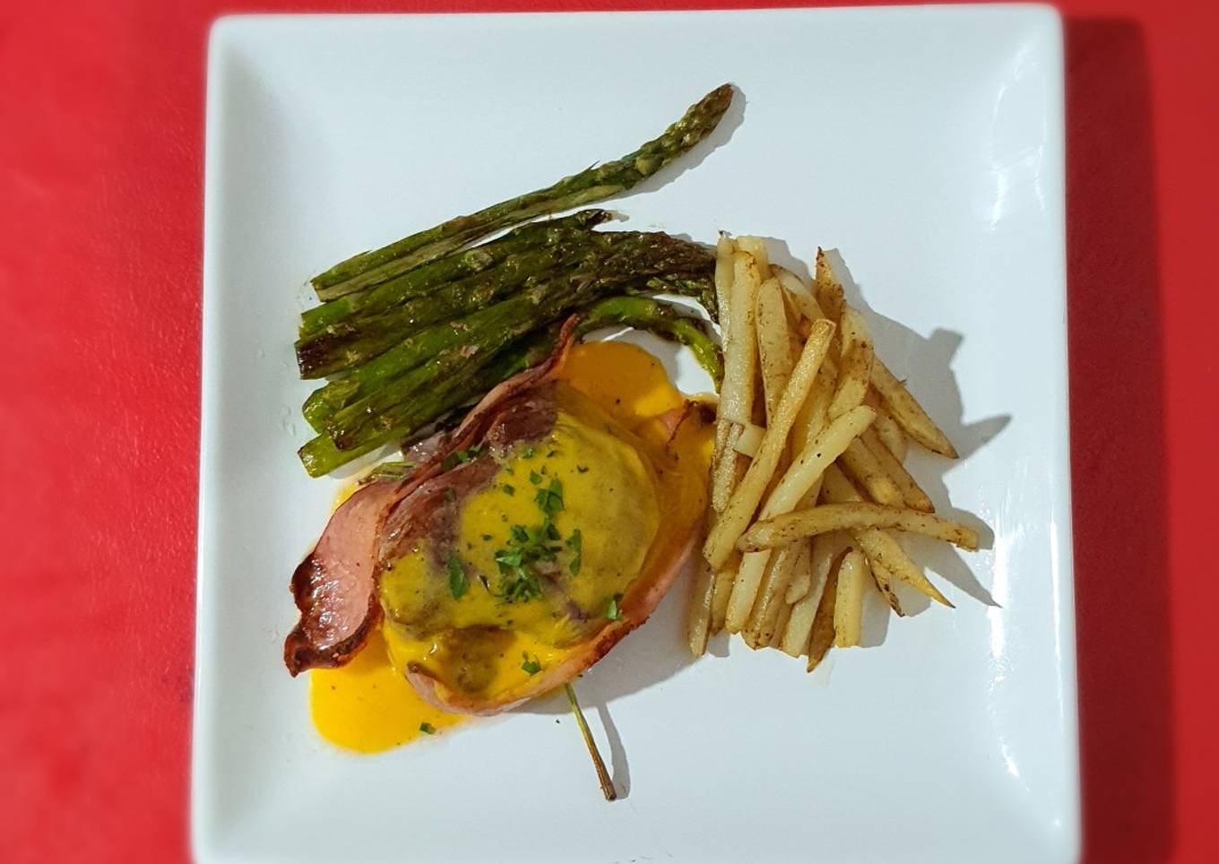 Medallón de filete miñón y espárragos flameados con salsa holandesa