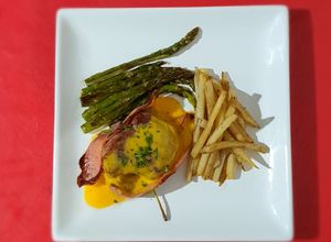 Una foto de Medallón de filete miñón y espárragos flameados con salsa holandesa