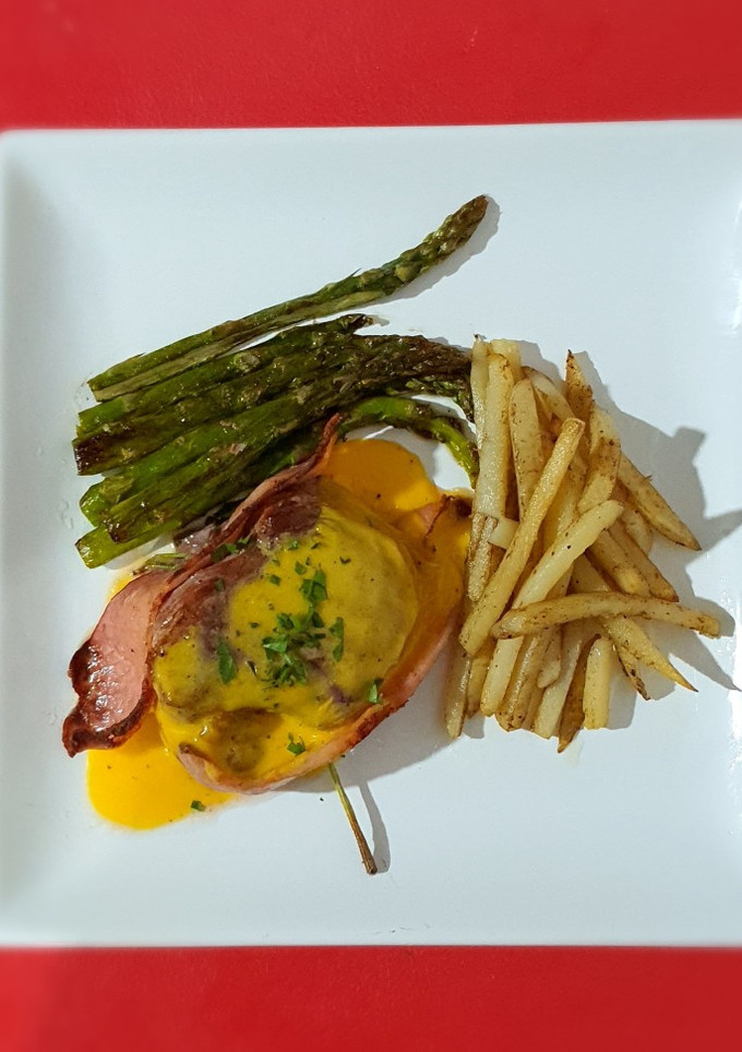 Una foto de Medallón de filete miñón y espárragos flameados con salsa holandesa