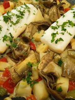 Una foto de Bacalao sobre camita de verduras