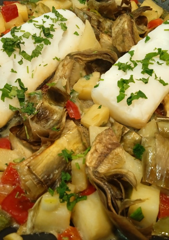 Una foto de Bacalao sobre camita de verduras