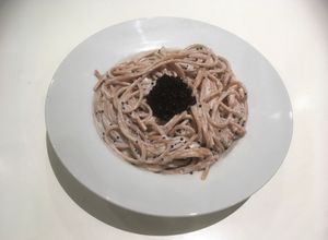 Una foto de Ensaladilla de pasta con atún y huevas de lumpo