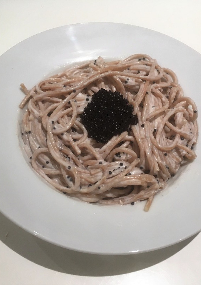 Una foto de Ensaladilla de pasta con atún y huevas de lumpo