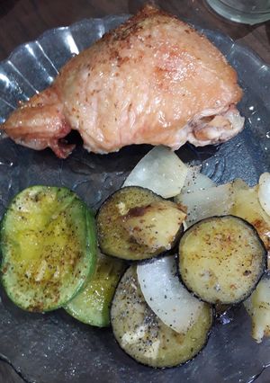 Una foto de Pollo con verduras asadas al horno