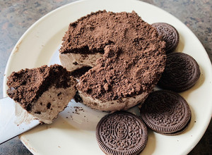 A picture of Oreo IceCream Cake.