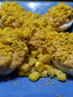 Una foto de Huevos rellenos con maíz