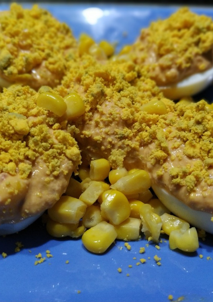 Una foto de Huevos rellenos con maíz
