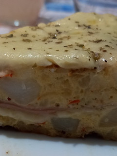 Una foto de Tortilla de papa rellena