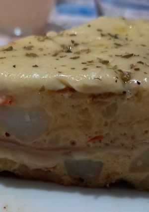 Una foto de Tortilla de papa rellena