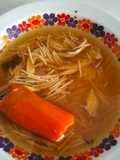 Sopa de pollo casera en olla