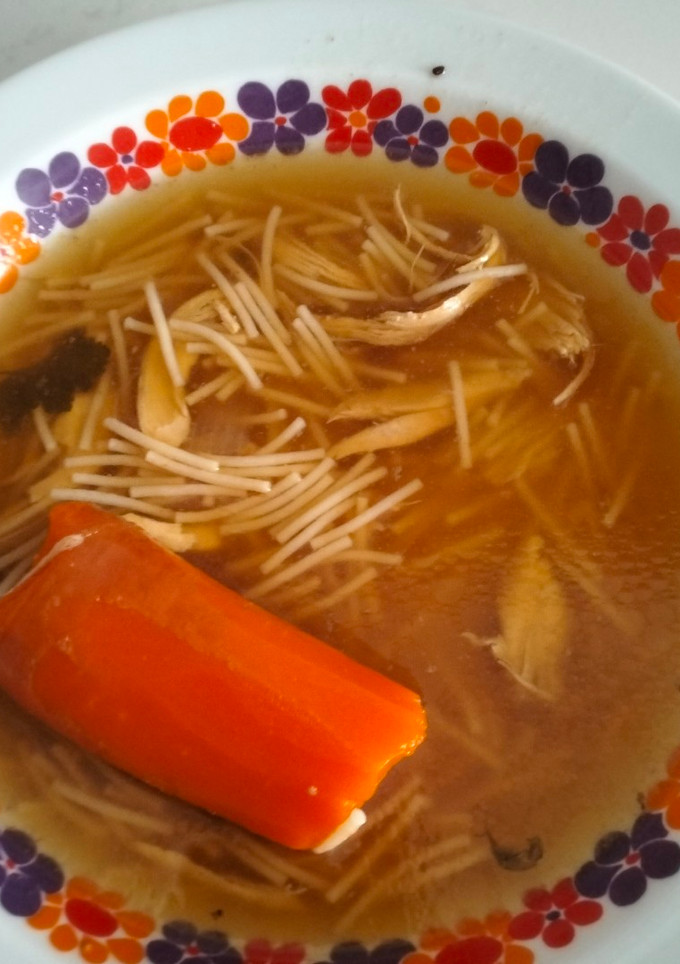 Una foto de Sopa de pollo casera en olla