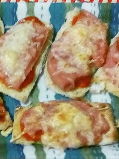 Una foto de Láminas de berenjenas con jamón y queso