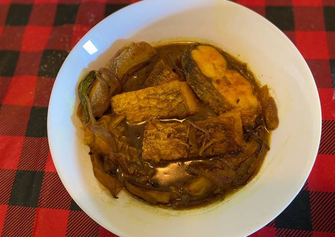 Bangali maacher jhol (simple bengal fish curry)
