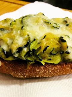 Una foto de Tosta de calabacín gratinada