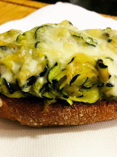 Una foto de Tosta de calabacín gratinada