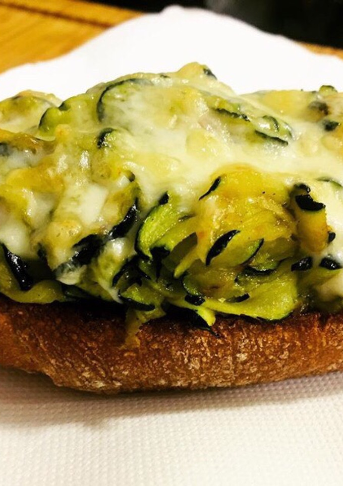 Una foto de Tosta de calabacín gratinada