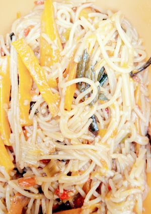 A picture of Jallop spaghetti with carrot.