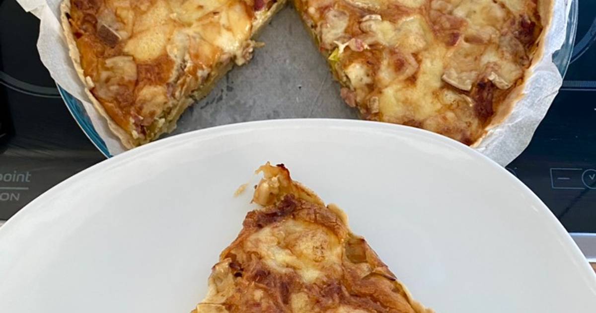 Tarte salée fondue de poireaux, lardons fumés, oignons et raclette de