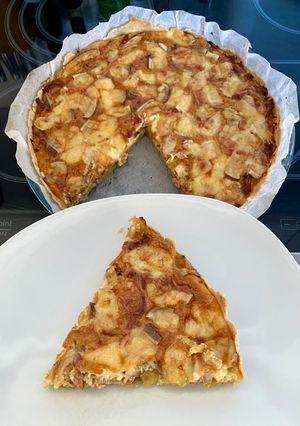 Une photo de Tarte salée fondue de poireaux, lardons fumés, oignons et raclette