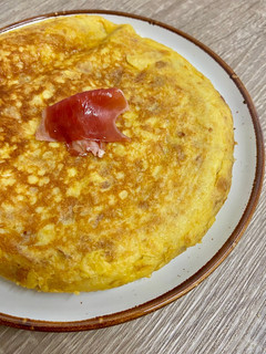 Una foto de Tortilla de croissant con jamón ibérico