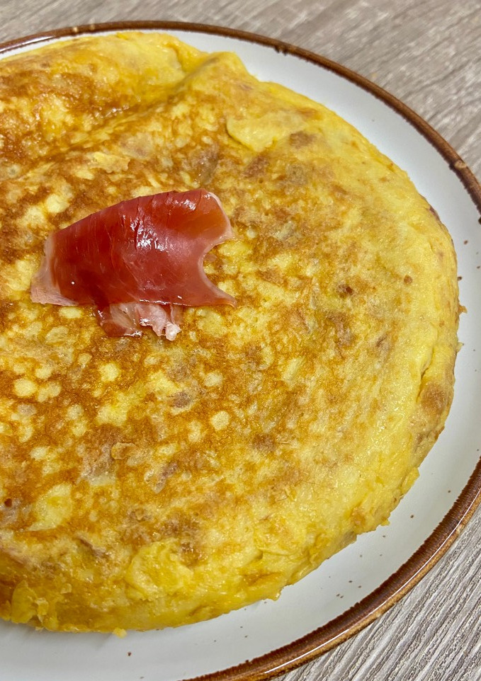 Una foto de Tortilla de croissant con jamón ibérico