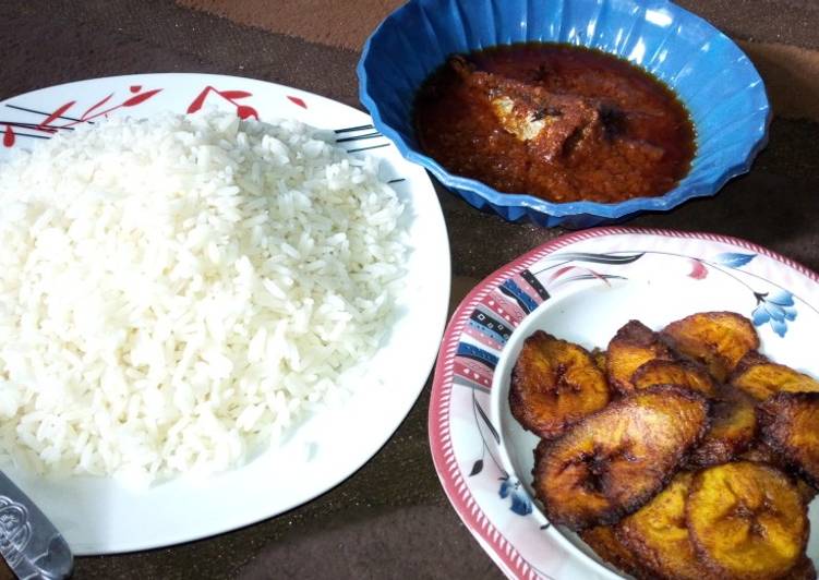 White rice, plantain n fish stew