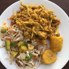 Una foto de Guiso de garbanzos con pollo