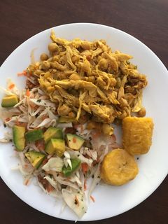 Una foto de Guiso de garbanzos con pollo