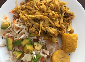 Una foto de Guiso de garbanzos con pollo