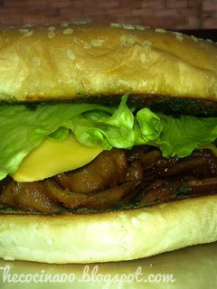 Una foto de Hamburguesa con mortadela picante