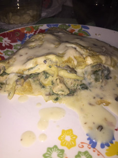 Una foto de Panqueques rellenos de Champiñón, espinaca y pollo con salsa blanca