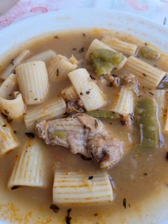 Una foto de Guiso de conejo y pasta de mamá