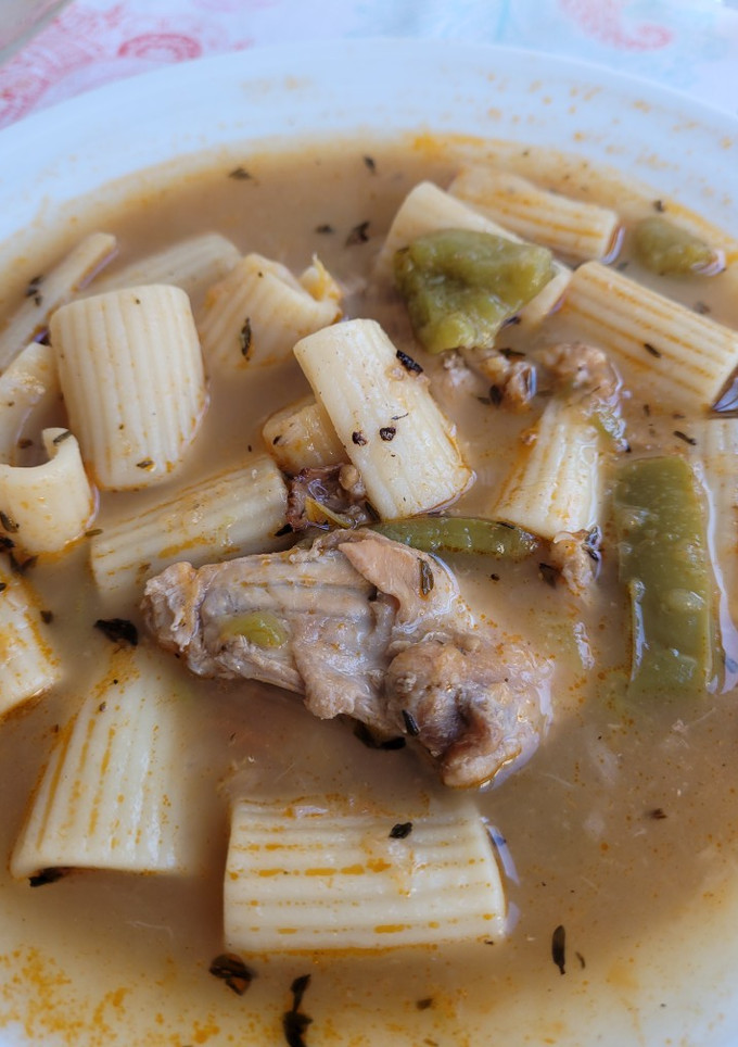 Una foto de Guiso de conejo y pasta de mamá