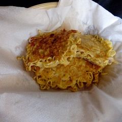 A picture of Fried noodles in egg.