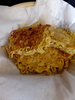 A picture of Fried noodles in egg.