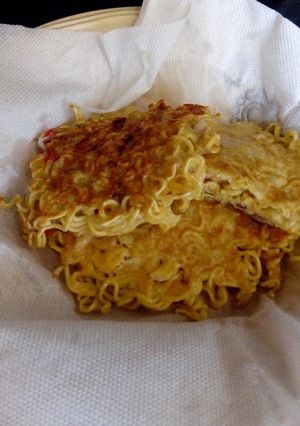 A picture of Fried noodles in egg.