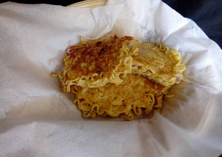 Fried noodles in egg