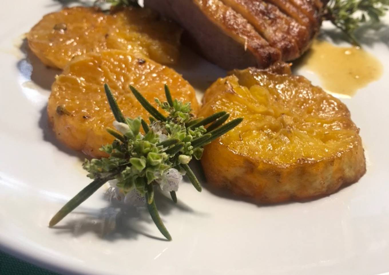 Magret de pato de barbarie, con naranja aromatizada